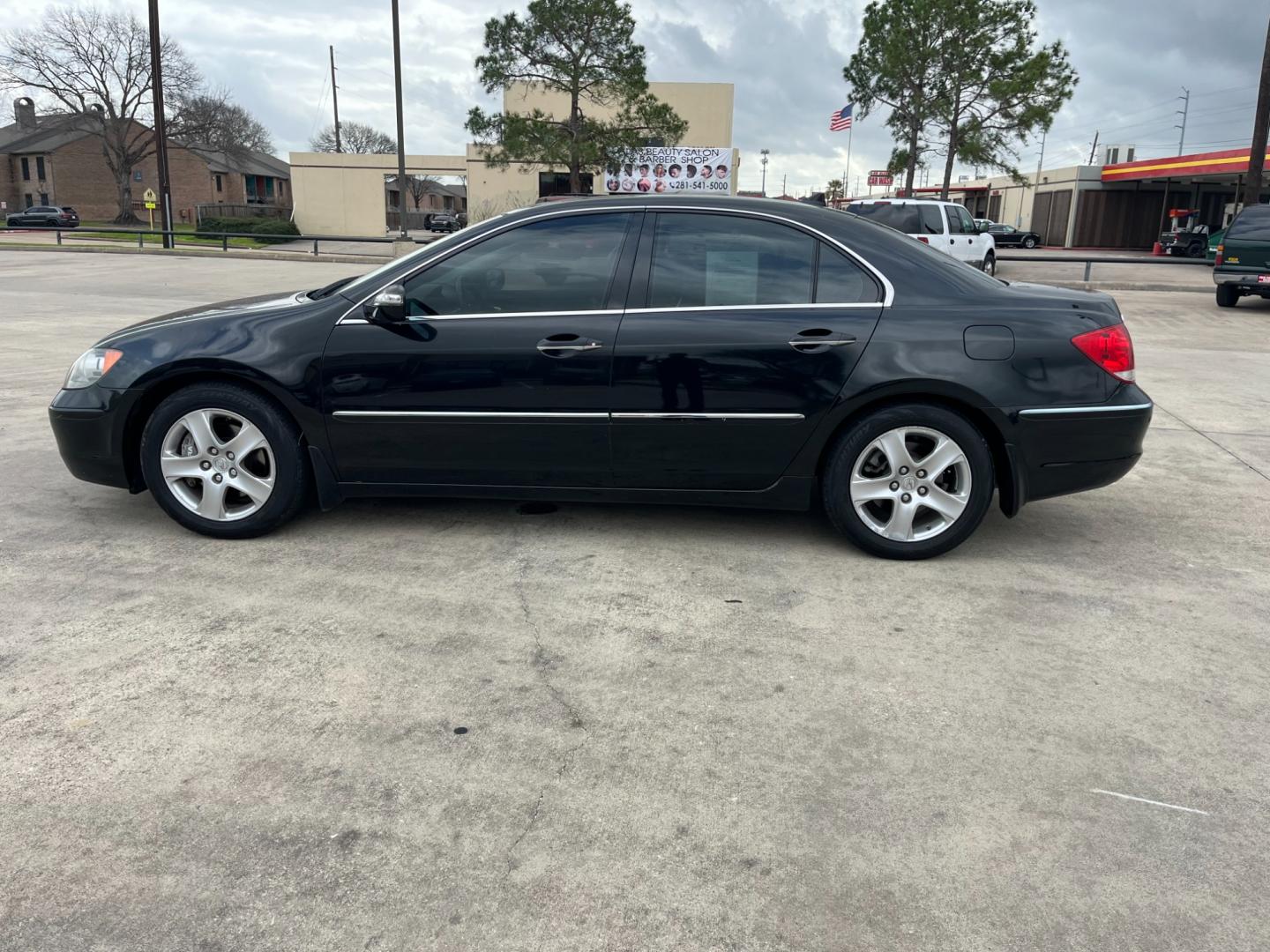 2005 Black /black Acura RL 3.5RL with Navigation System (JH4KB165X5C) with an 3.5L V6 SOHC 24V engine, 5-Speed Automatic Overdrive transmission, located at 14700 Tomball Parkway 249, Houston, TX, 77086, (281) 444-2200, 29.928619, -95.504074 - Photo#3